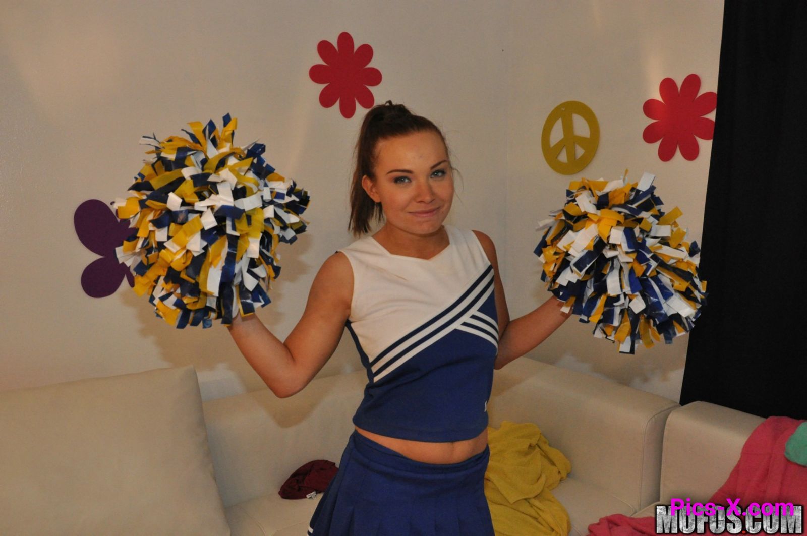 Cheerleader Teen Home Video - I Know That Girl - Image 7