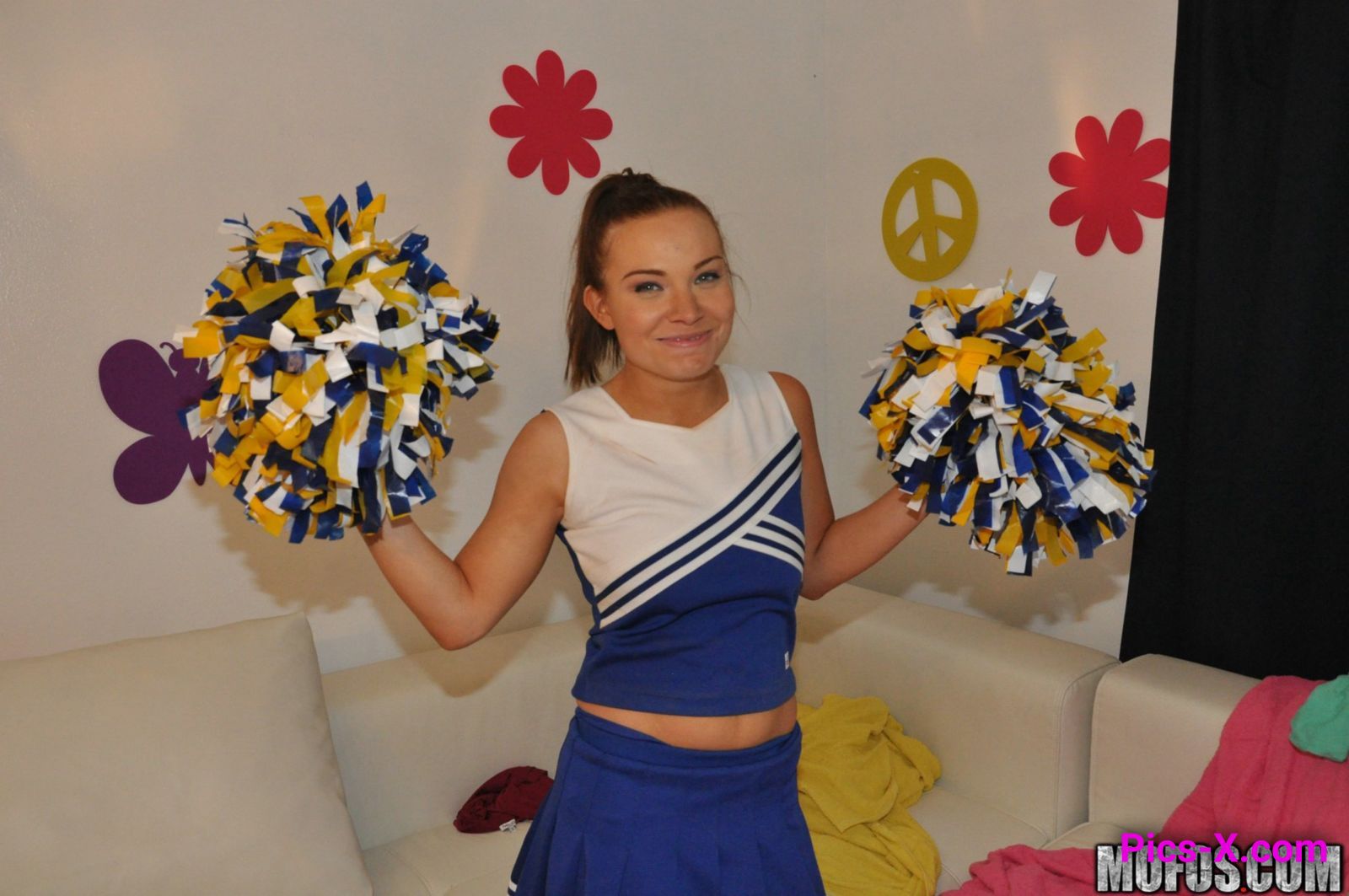 Cheerleader Teen Home Video - I Know That Girl - Image 8