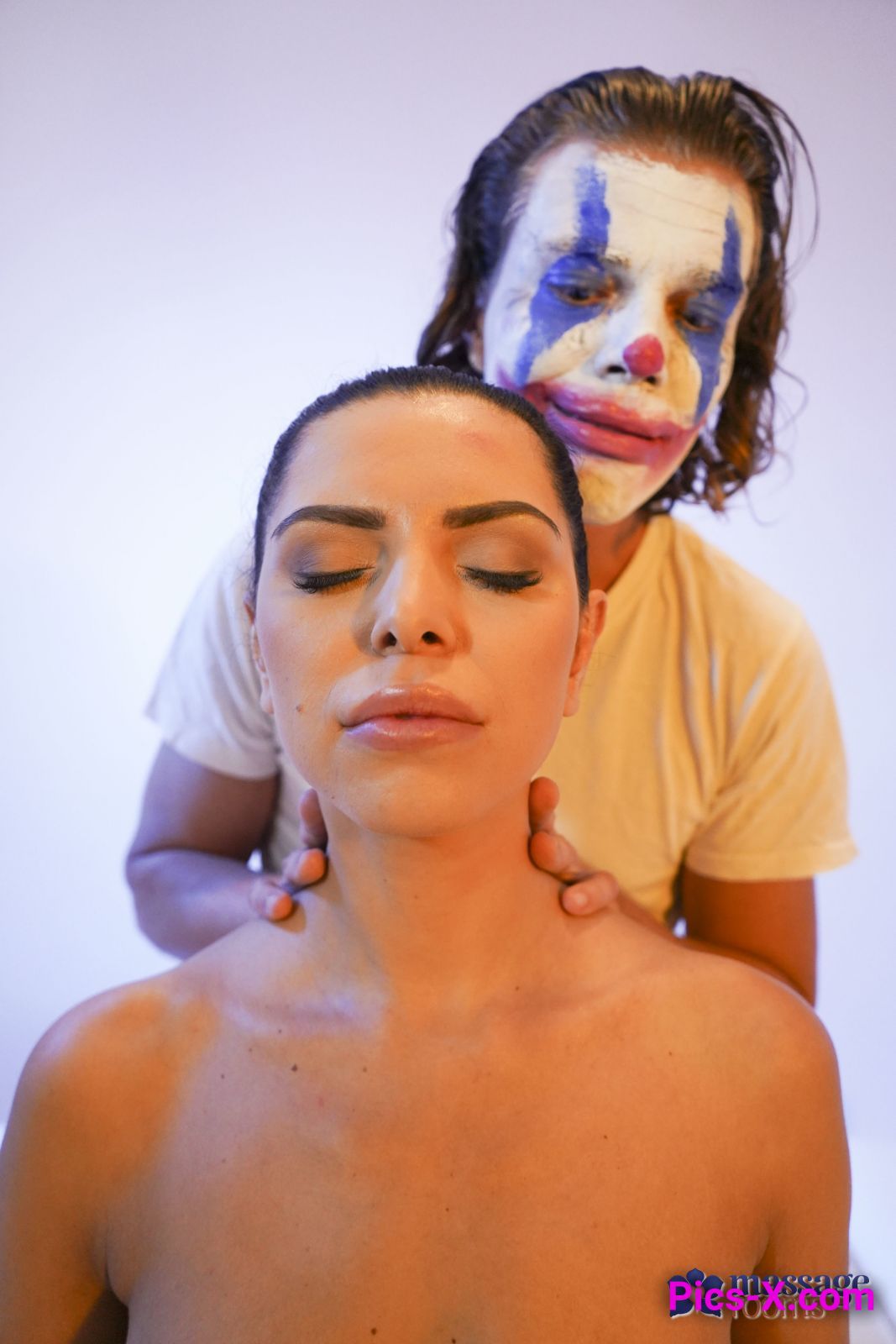 Joker gives wonder woman a massage - Massage Rooms - Image 7