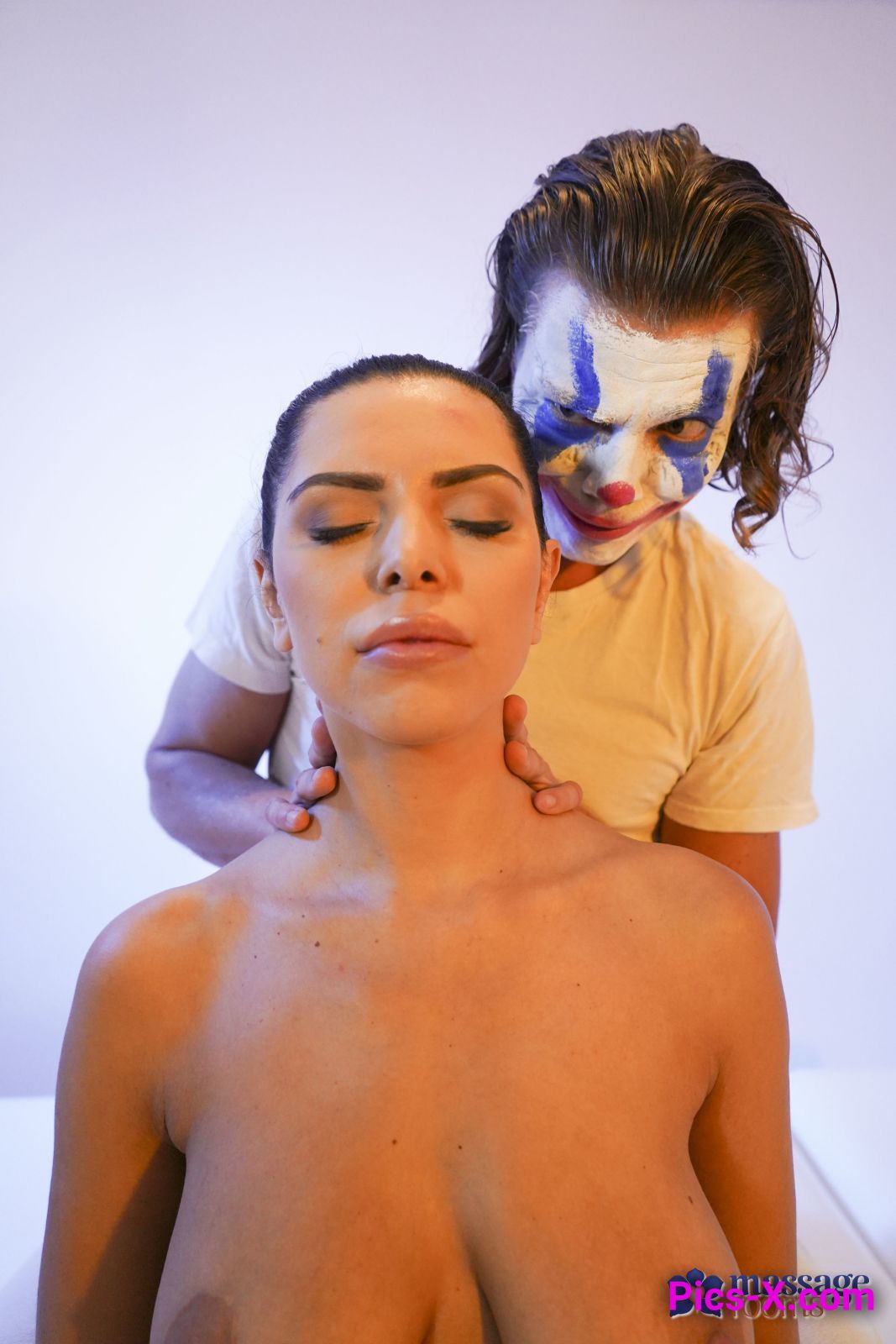 Joker gives wonder woman a massage - Massage Rooms - Image 8