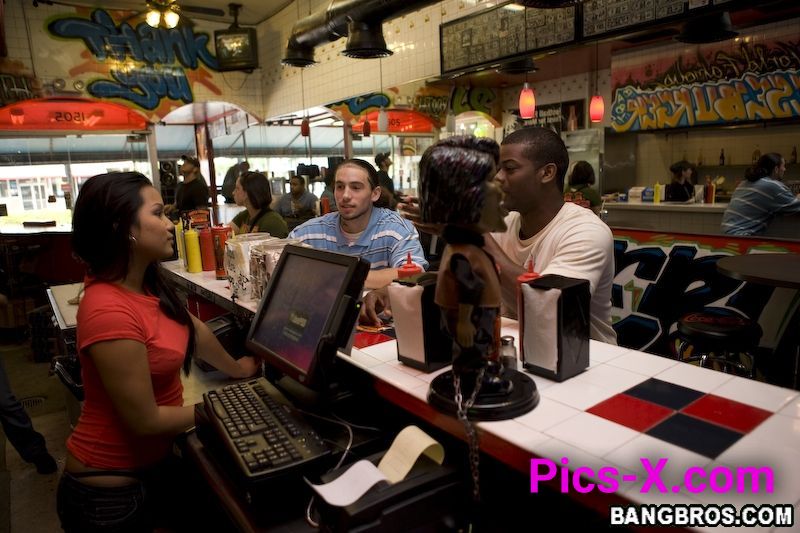 Burger time - Working Latinas - Image 16