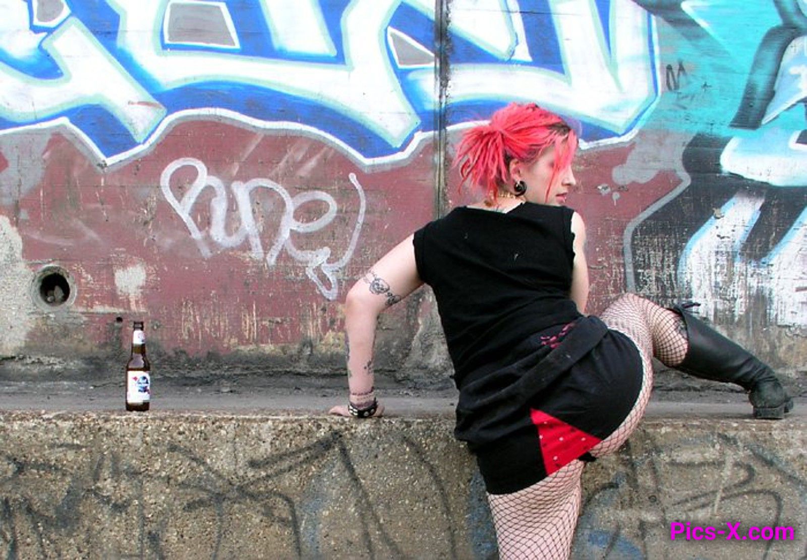 Pink haired goth babe posing on some train tracks - Punk Rock Girlfriend - Image 11