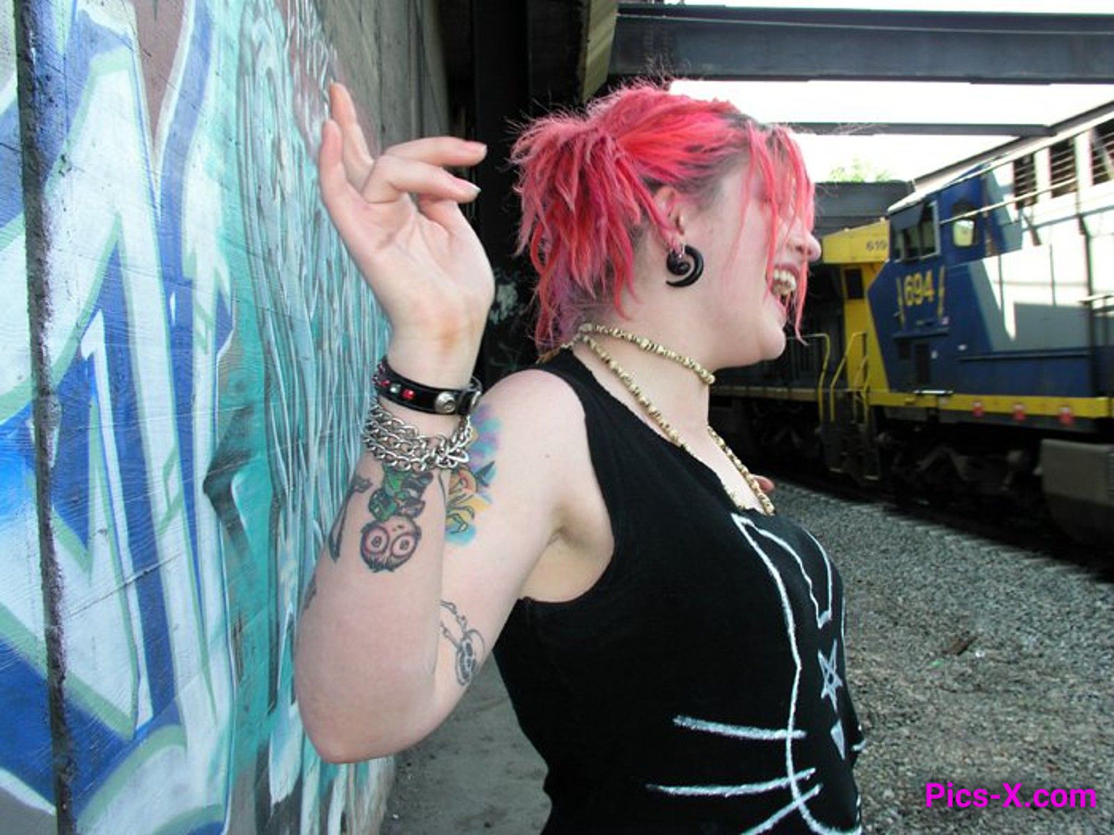 Pink haired goth babe posing on some train tracks - Punk Rock Girlfriend - Image 12
