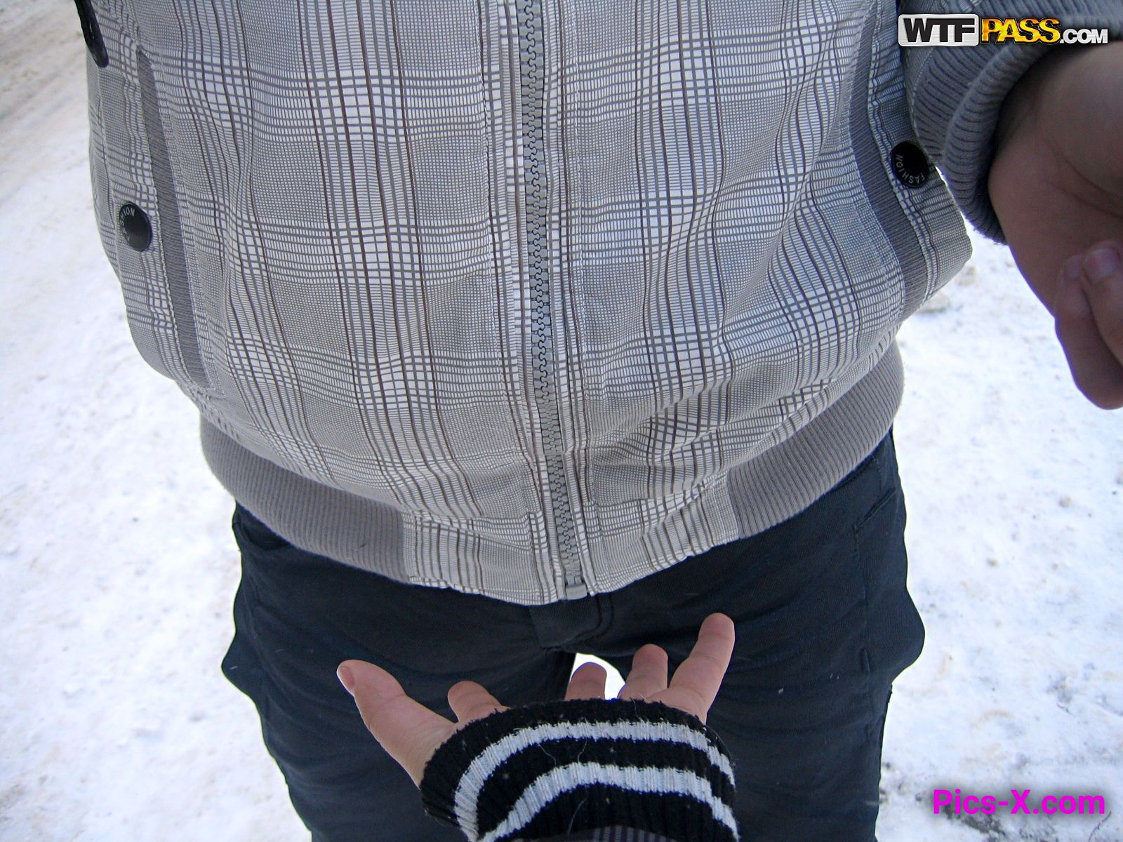 Fantastic girlfriends sex in snow - Private Sex Tapes - Image 5