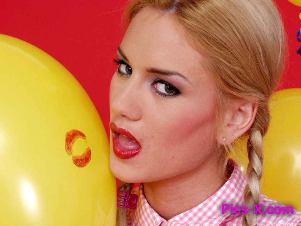 Claudia Jackson Balloon Girl - Image 31